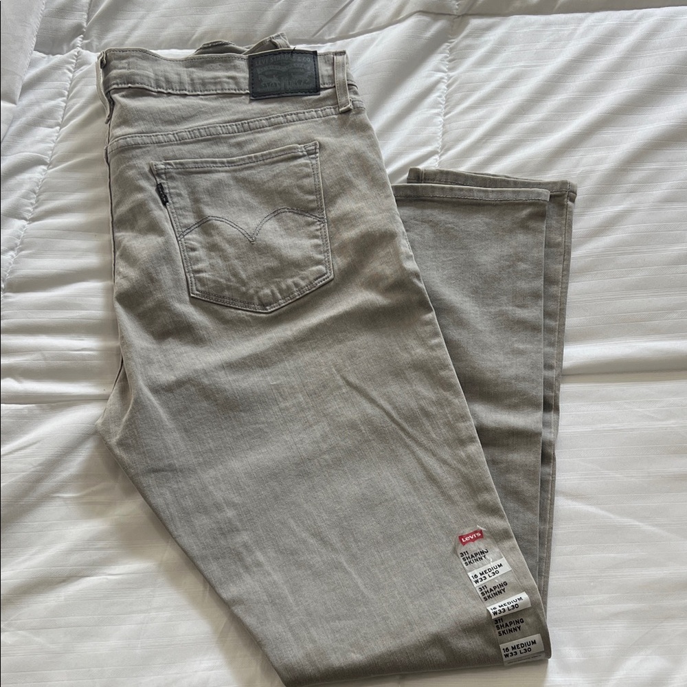 Levi's Women’s Light Gray Slim Jeans